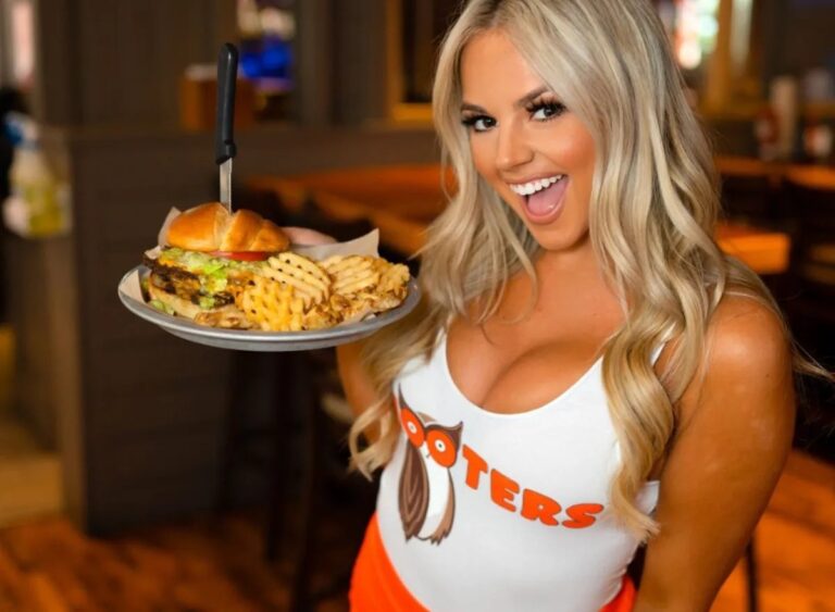 HOOTERS FACING POSSIBLE BANKRUPTCY