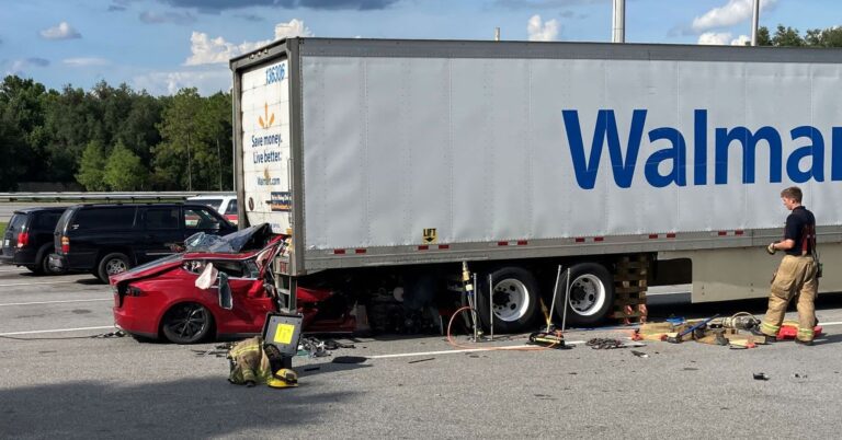 2 killed after Tesla crashes into parked tractor-trailer at Florida rest stop